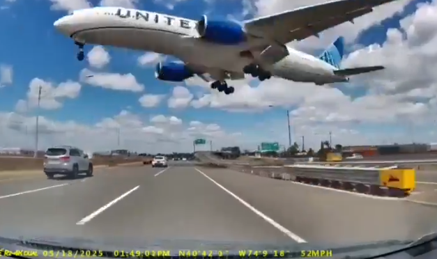 美联合航空班机降落连撞路灯及货车 机师被停飞